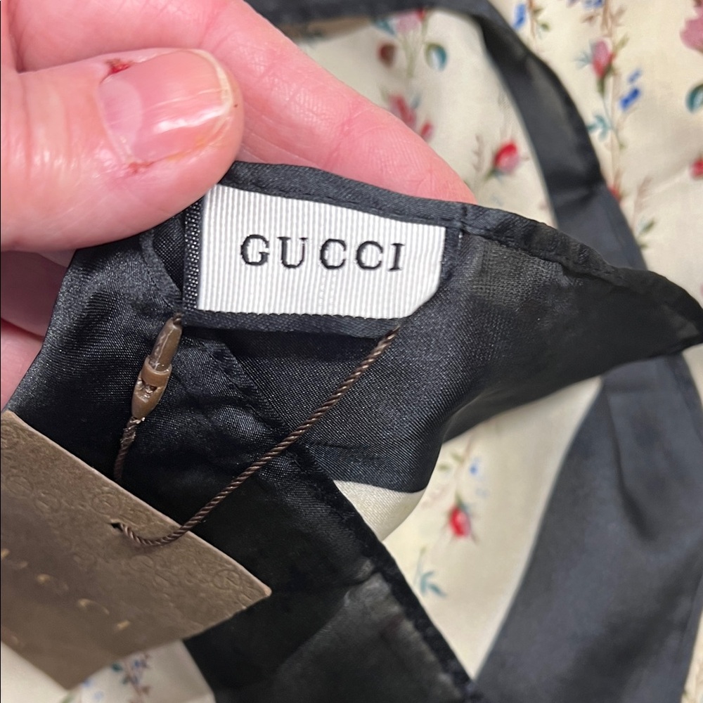 Gucci Floral Silk Scarf with Red and Green Stripe - Picture 4 of 6